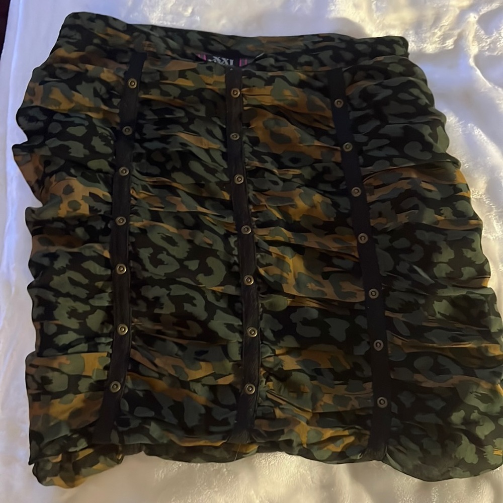 Forever 21 *TWIST* army camalfloge light weight polyester skirt